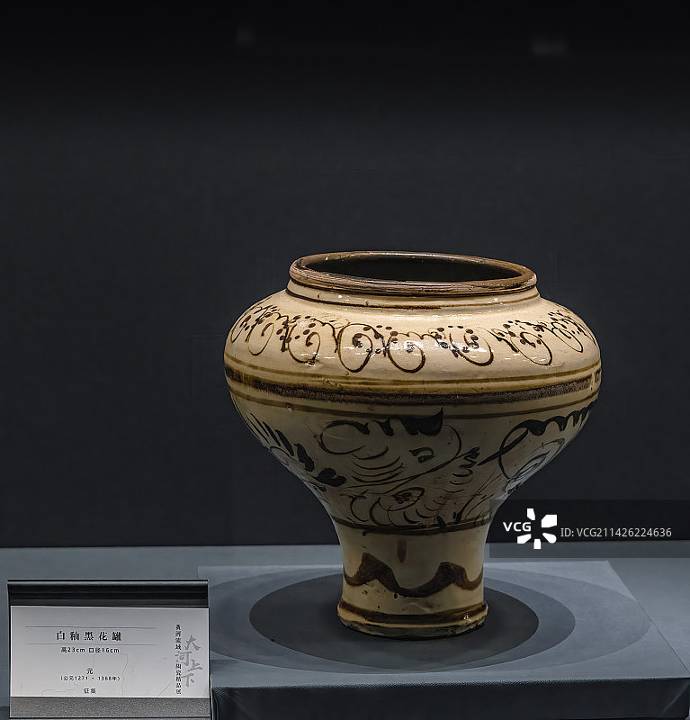 元代瓷器，钧瓷鸡心罐，黑釉玉壶春瓶图片素材