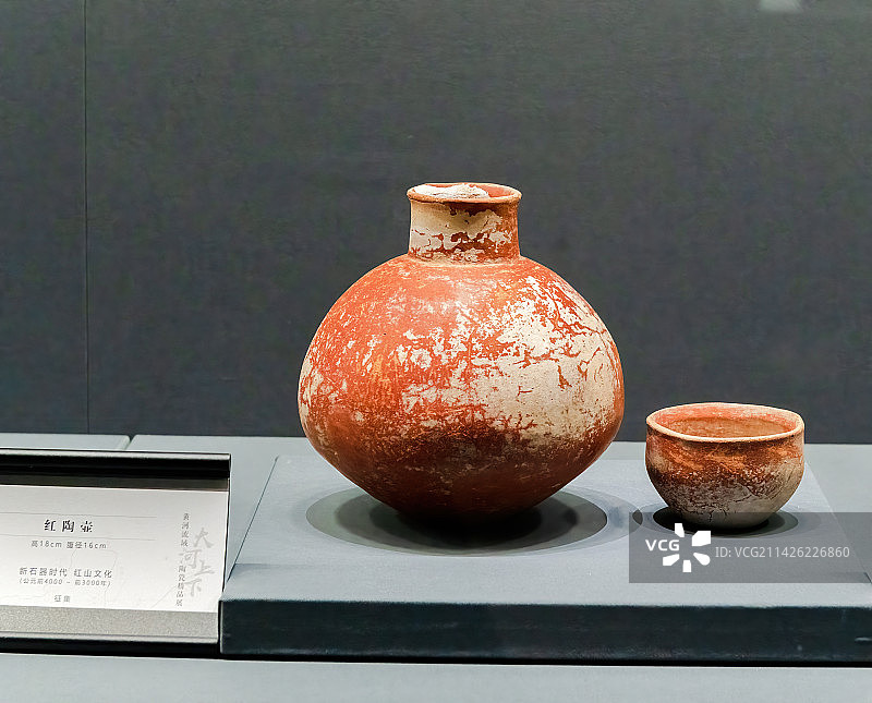 新石器时代红山文化，红陶壶，镂孔高足红陶杯图片素材