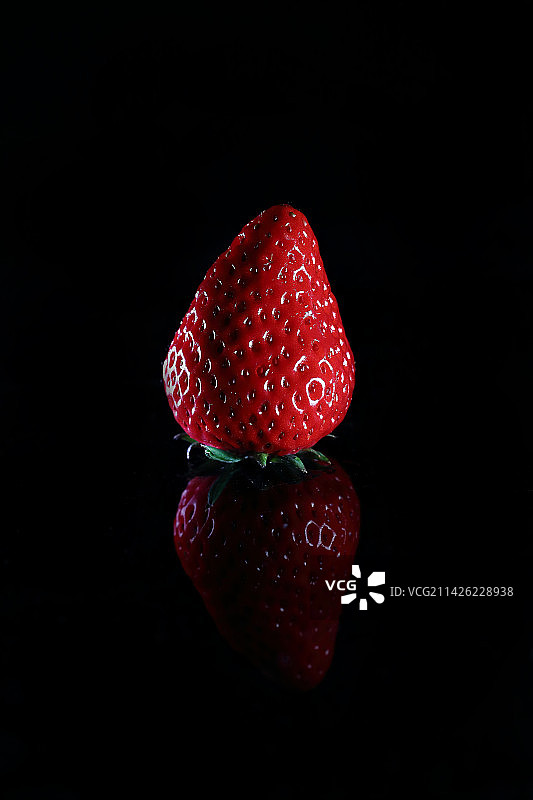 草莓（竖版）图片素材