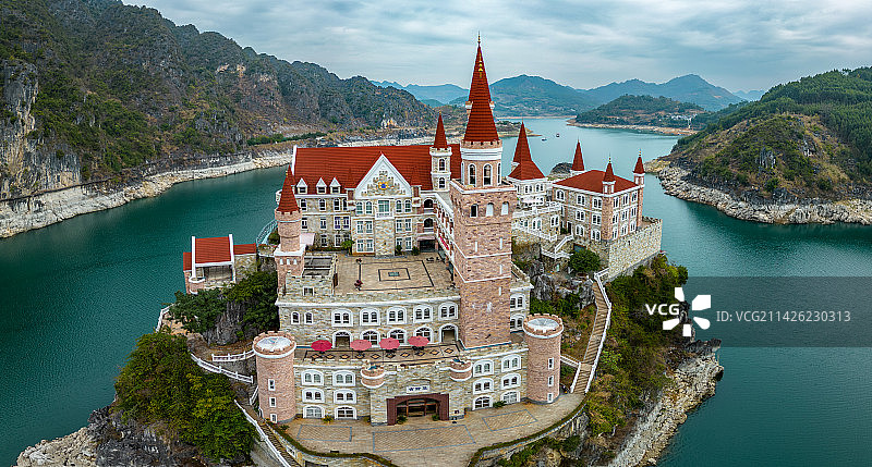 航拍贵州黔西南兴义万峰湖吉隆堡，被称为中国的新天鹅堡图片素材