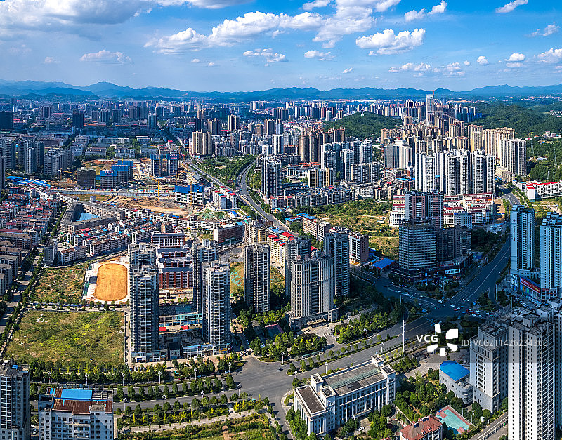 蓝天白云下的城市风景图片素材