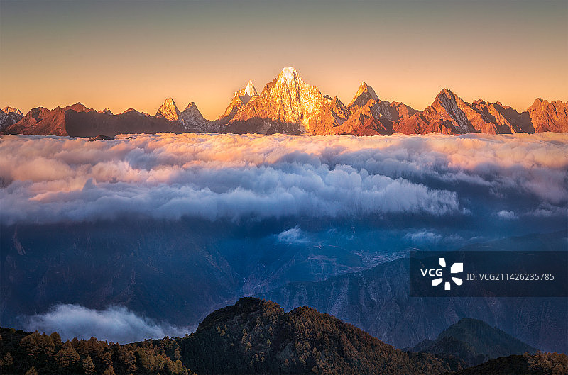 三怙主日照金山图片素材