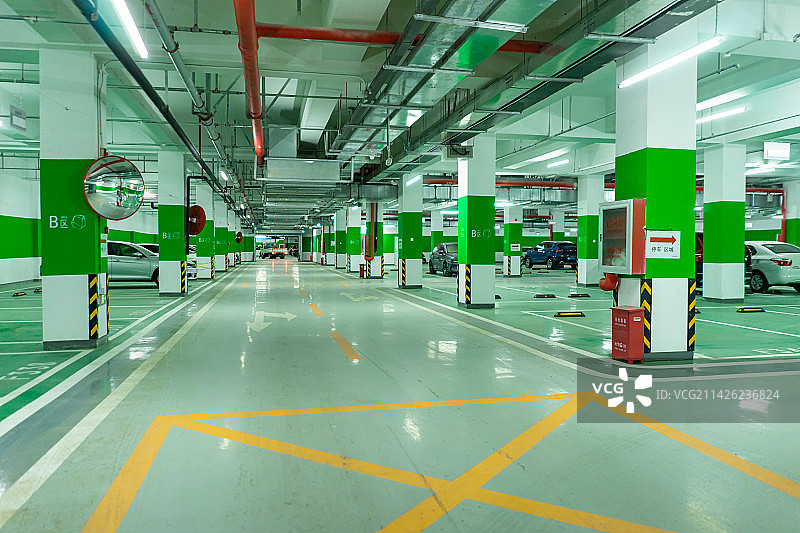 中国城市交通拍摄主题，摩天大楼里明亮的地下停车场和屋顶的通风设备管道，室内无人图像摄影图片素材