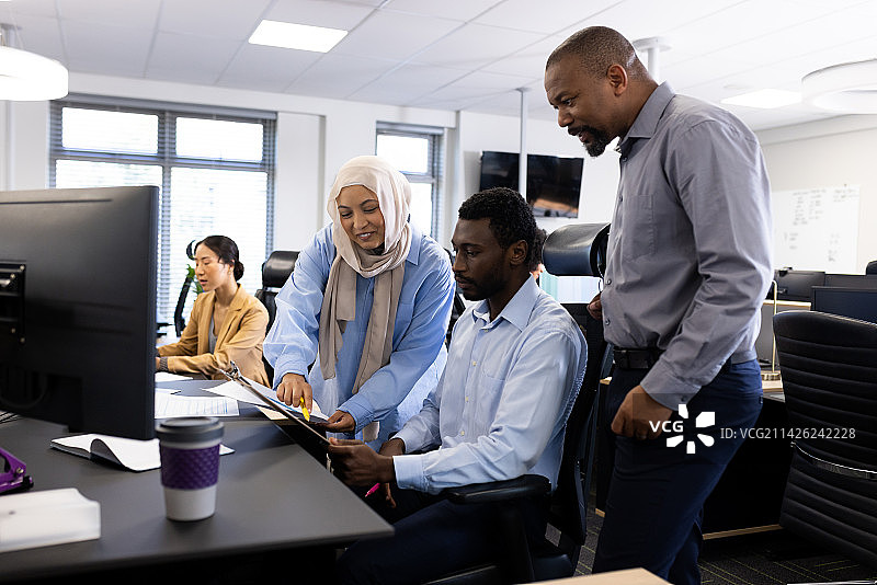 在办公室工作的商人们图片素材