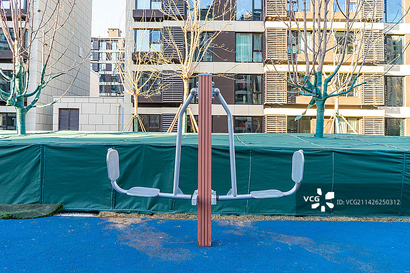 中国体育运动健身活动拍摄主题，社区公园里的运动休闲健身活动健身器械，户外白昼无人图像摄影图片素材