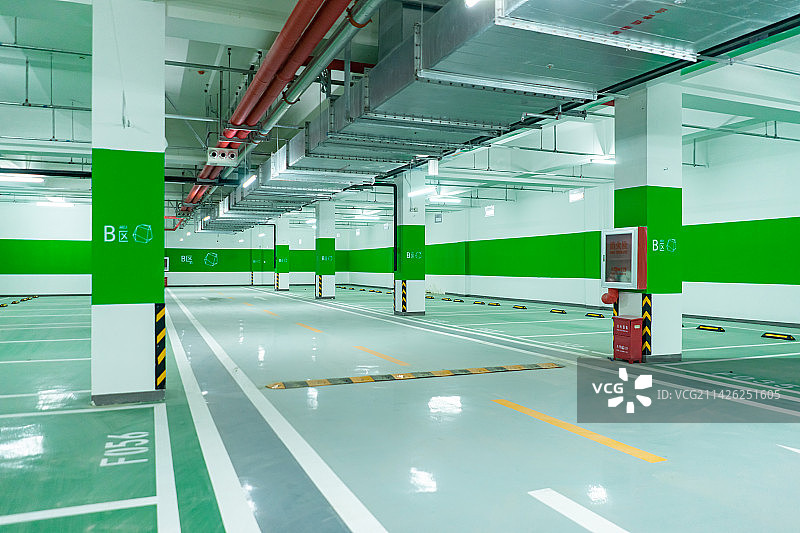 中国城市交通拍摄主题，摩天大楼里明亮的地下停车场和屋顶的通风设备管道，室内无人图像摄影图片素材