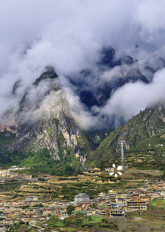 扎尕那晨雾图片素材