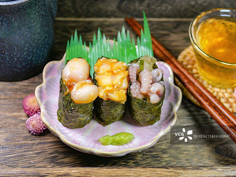 精致日本海产寿司料理组合包括海螺肉寿司章鱼腿寿司鱿鱼寿司传统日式卷物和食美味饭团即食快捷食品图片素材