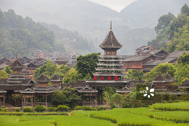 阴雨天游览黔东南肇兴侗寨古建筑图片素材