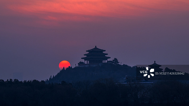 景山万春亭 一轮红日喷薄而出图片素材
