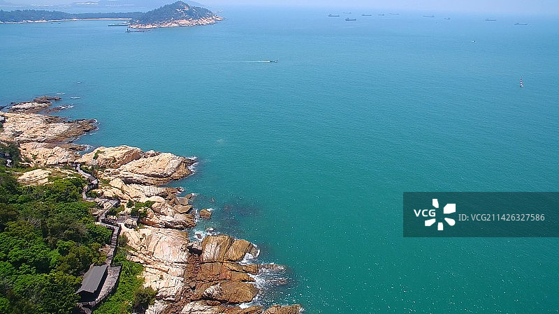 航拍大海沙滩与渔村风光-漳州东山岛南门湾沙滩图片素材