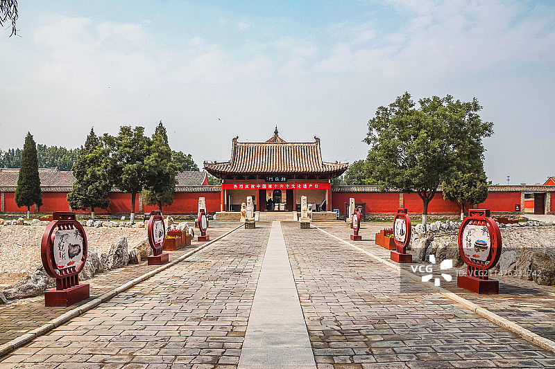 河北省保定市全国重点文物保护单位曲阳北岳庙的夏季风光图片素材