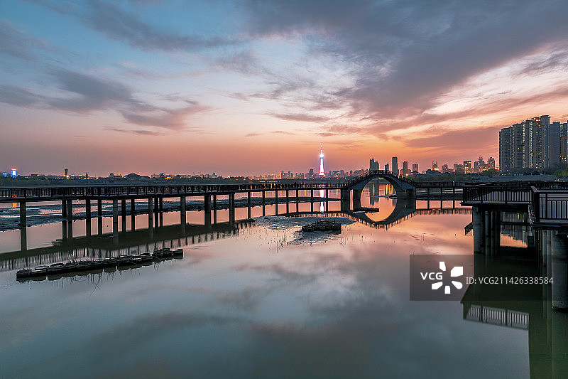 河南省洛阳市洛浦公园栈桥湿地公园落日图片素材