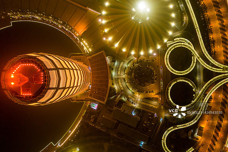 航拍河南郑州大玉米楼夜景灯光秀 郑东新区CBD如意湖畔千玺广场 城市地标建筑黄色景观灯 都市天际线图片素材