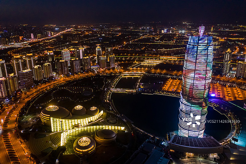 航拍郑州大玉米夜景楼体灯光秀 河南郑州郑东新区CBD千玺广场 水墨画风格五彩绚丽动画 郑州大玉米楼图片素材