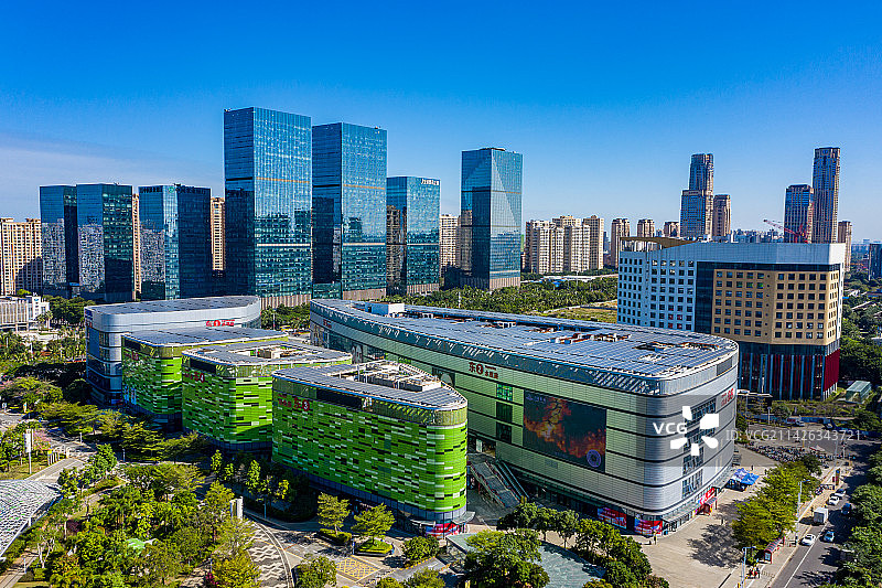 航拍海南海口屋顶发电太阳能电站 光伏发电板 海口日月广场商场楼顶 清洁能源节能环保图片素材