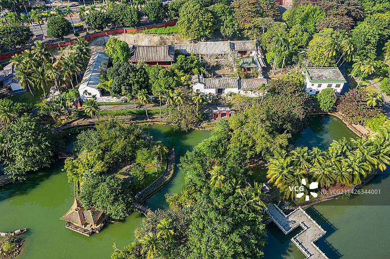 航拍海南海口五公祠 湖泊水系及古建筑群 古典寺庙园林景观建筑群 海南贬谪文化发祥地图片素材