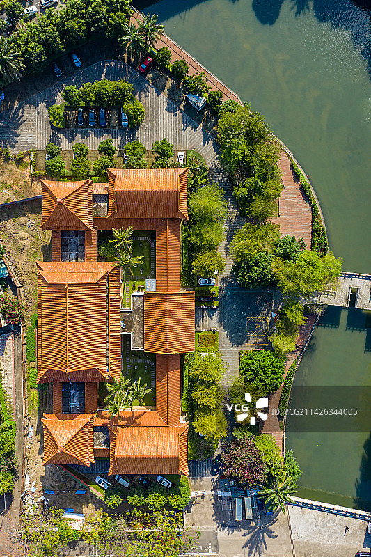航拍海南省海口市博物馆 海口市美术馆 黄色琉璃瓦屋顶图片素材