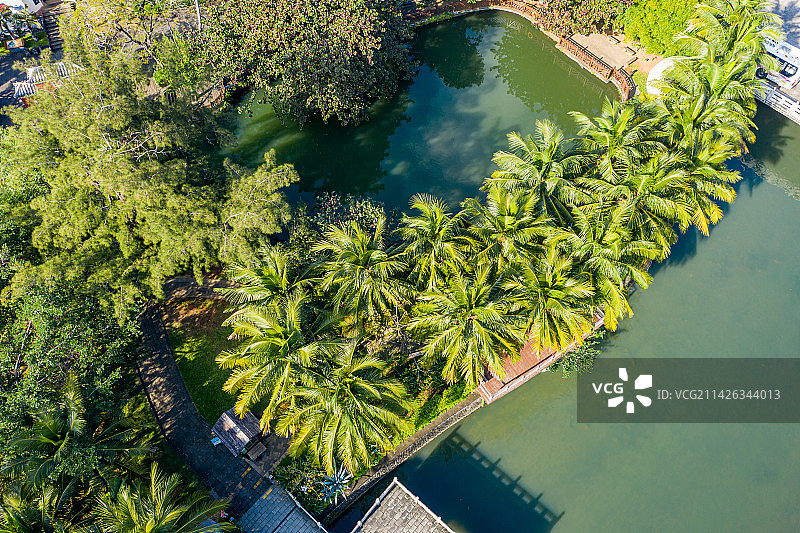 航拍海南海口五公祠 湖泊水系及古建筑群 古典寺庙园林景观建筑群 海南贬谪文化发祥地图片素材