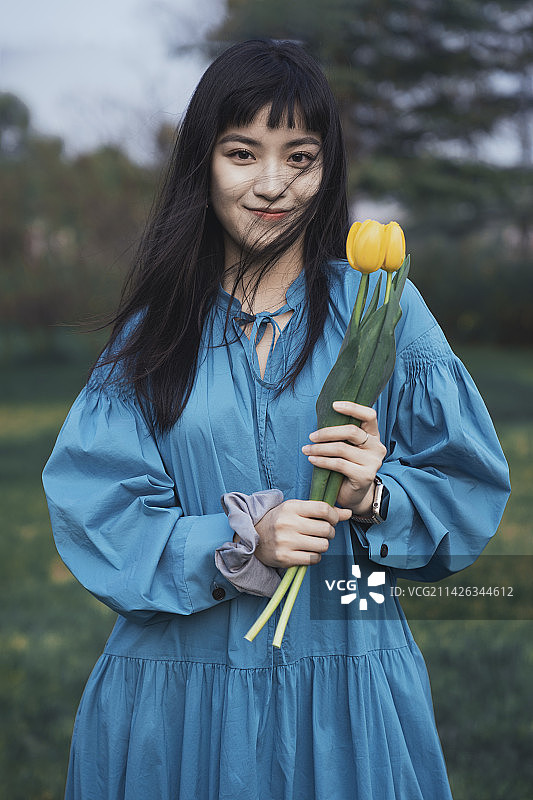 郁金香美女小姐姐图片素材