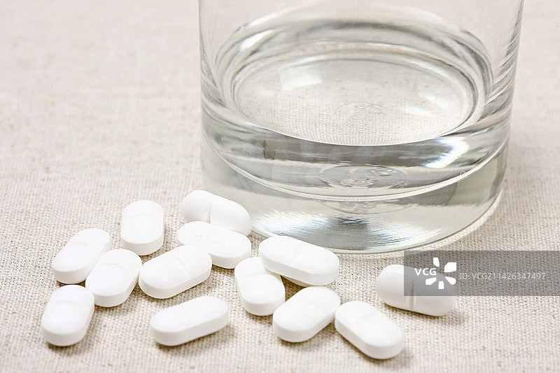 药丸和水杯图片素材