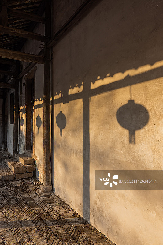 浙江湖州南浔古镇百间楼连廊灯笼光影图片素材