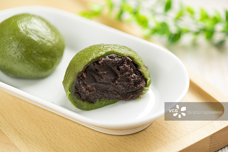 清明节美食青团特写木桌面背景图片素材