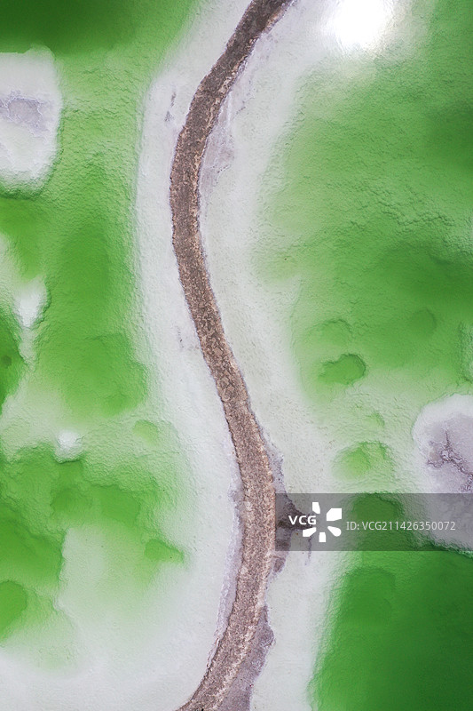 航拍翡翠湖s形道路图片素材