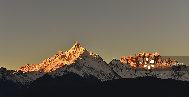 云南梅里雪山之神女峰、五冠峰日照金山图片素材