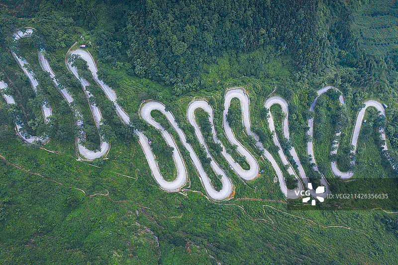 贵州晴隆县二十四道拐的盘山公路图片素材