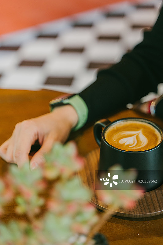 喝咖啡的女人图片素材