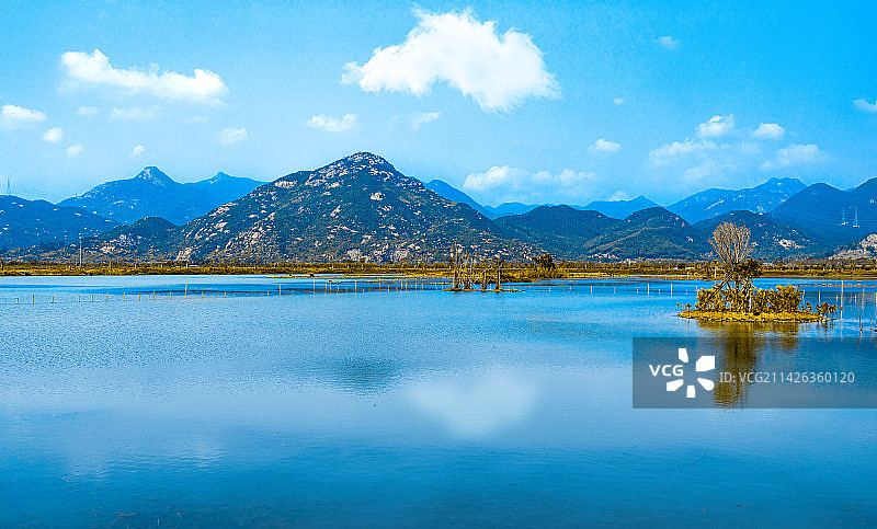 中国广东江门市银湖湾古兜山湿地自然风光图片素材