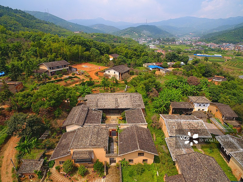 农田老宅美丽乡村-航拍稻田环绕的乡村古建筑图片素材