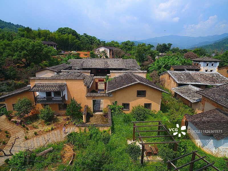 农田老宅美丽乡村-航拍稻田环绕的乡村古建筑图片素材