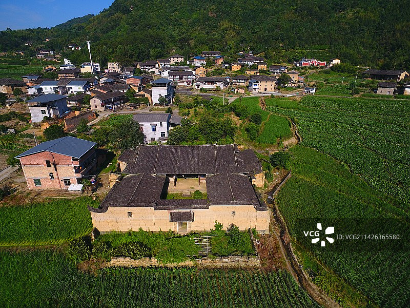 农田老宅美丽乡村-航拍稻田环绕的乡村古建筑图片素材