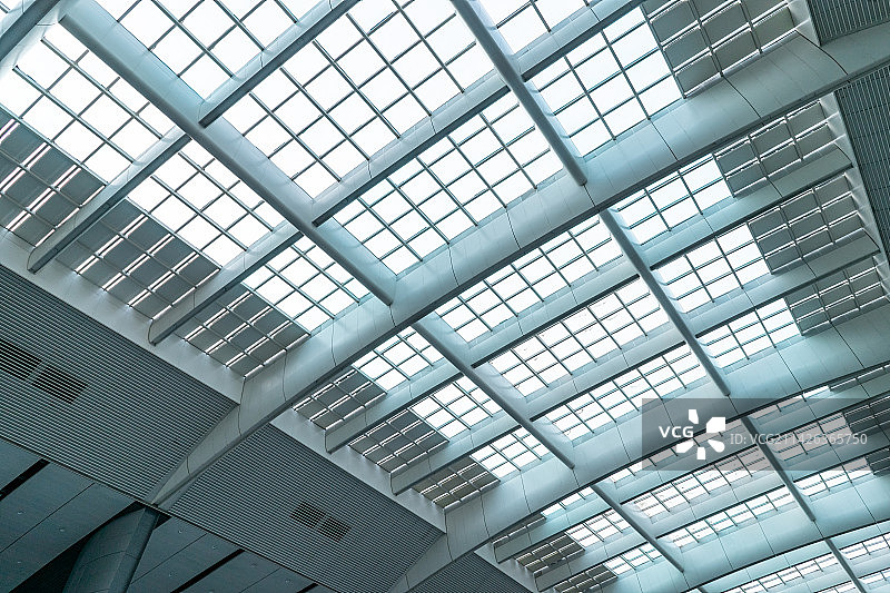 中国北京南站高铁火车站拍摄主题，宏伟的巨大的透明的玻璃天窗，室内无人图像摄影图片素材
