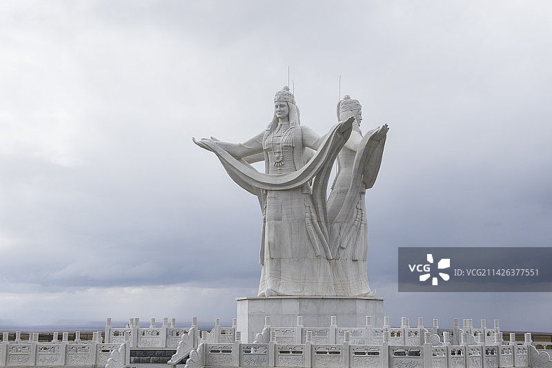 蒙古族献哈达雕塑图片素材