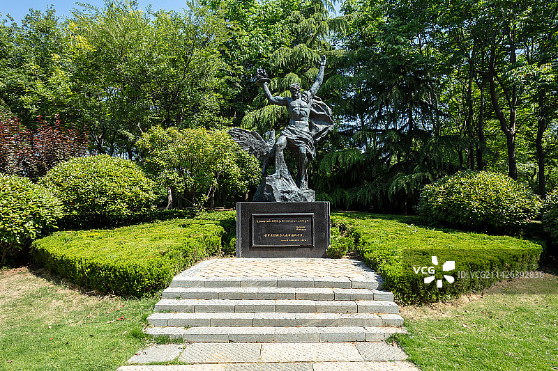 中国山东济南森林公园雕塑《普罗米修斯》图片素材