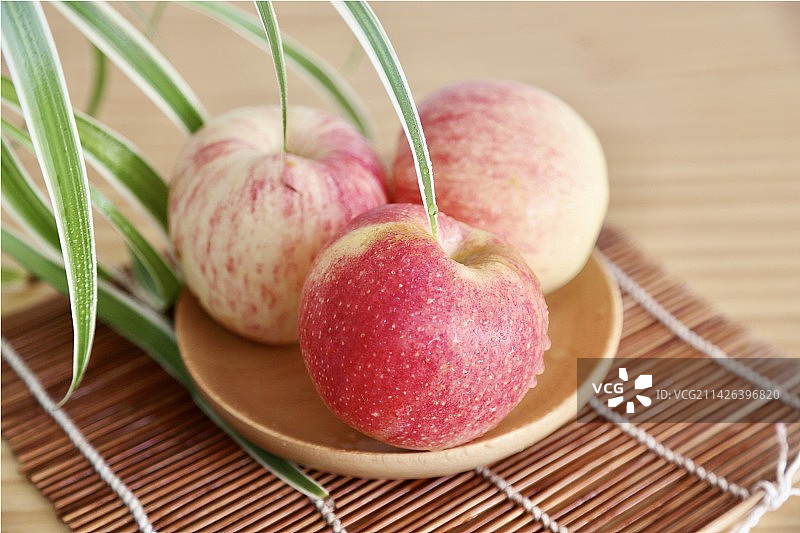 水嫩多汁的苹果图片素材