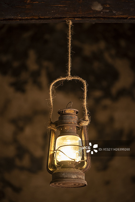 悬挂在天花板上的照明灯泡的低角度视图图片素材