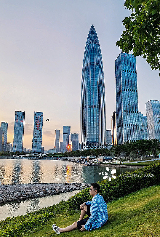 深圳人才公园 在草坪上欣赏深圳湾风景的青年图片素材