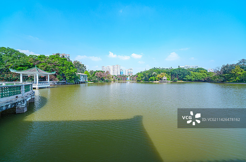 广州天河公园湖心亭中式传统建筑图片素材