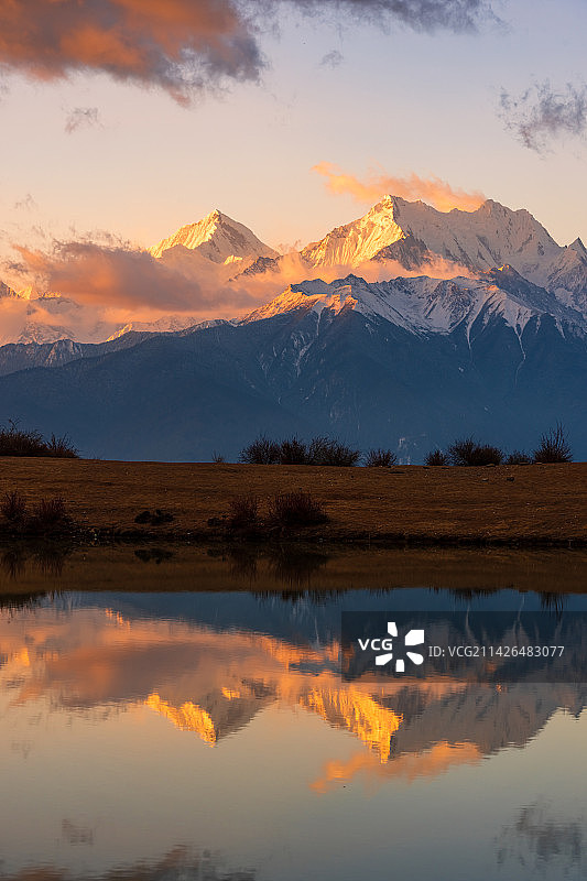 云南雪达湖看梅里雪山图片素材