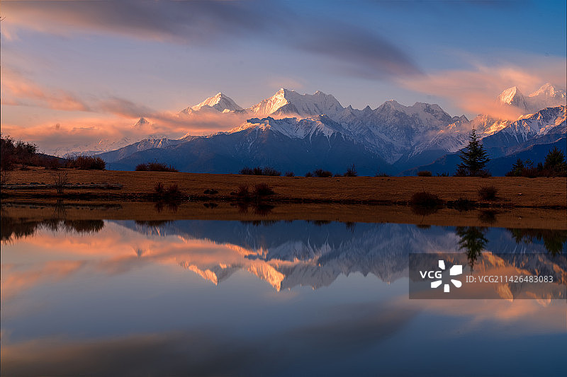 云南雪达湖看梅里雪山图片素材