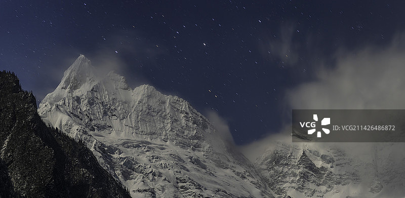 云南迪庆雨崩村的雪山星空图片素材