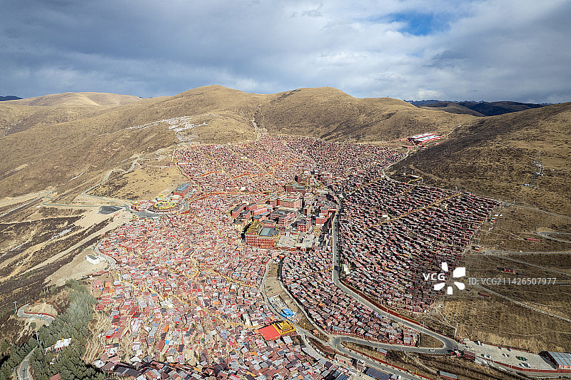 四川省甘孜藏族自治州色达观景台航拍视角图片素材