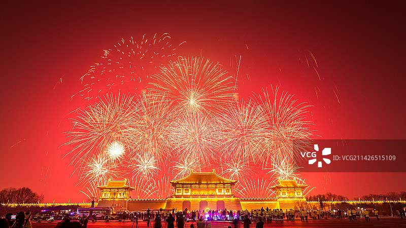 夜晚绽放的烟花图片素材