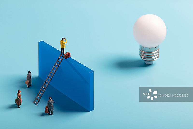 微缩创意从梯子爬上高墙寻找外面的机会图片素材