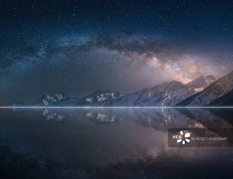 星空下的雪山，天山雪山星空，蓝色星空银河概念未来科技背景图片素材