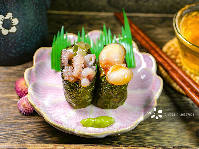 美味日式寿司食品鱿鱼须刺身寿司与味付小章鱼寿司日本休闲风格和食拍摄手法木制桌面筷子青芥辣花碟子茶杯图片素材